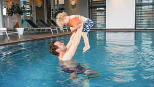 Papa en kid in zwembad